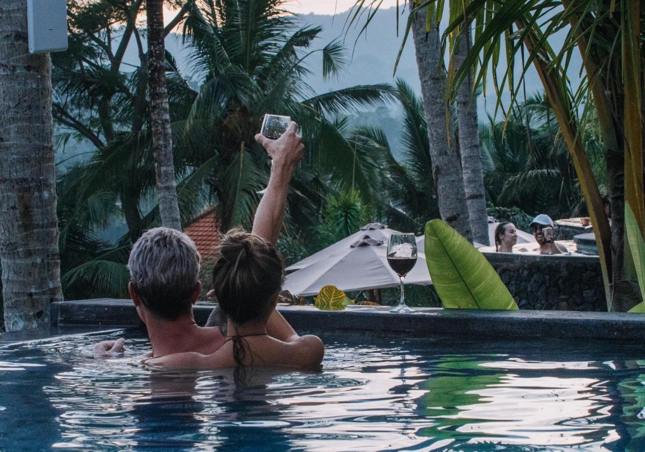 Neano Escape Hotel Manggis Екстериор снимка A couple in a swimming pool