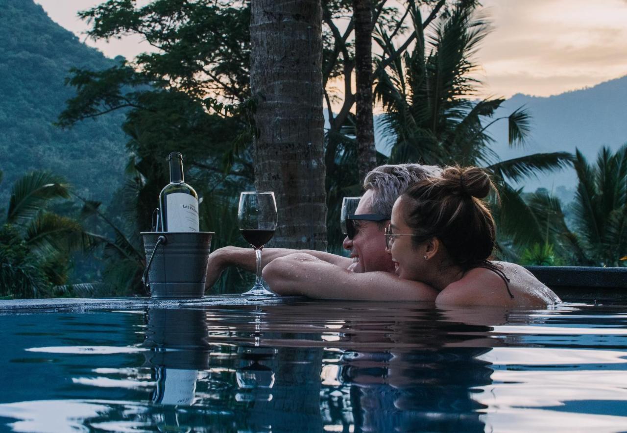 Neano Escape Hotel Manggis Екстериор снимка A couple at the resort