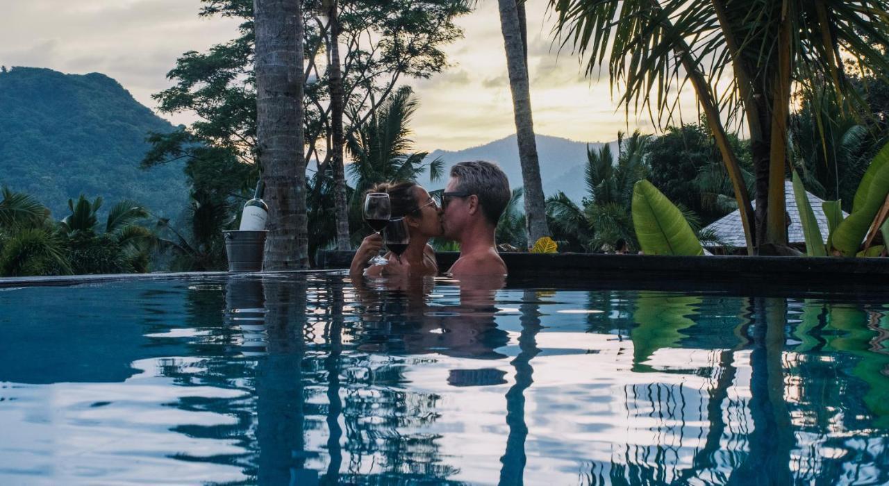 Neano Escape Hotel Manggis Екстериор снимка A couple kissing in a swimming pool